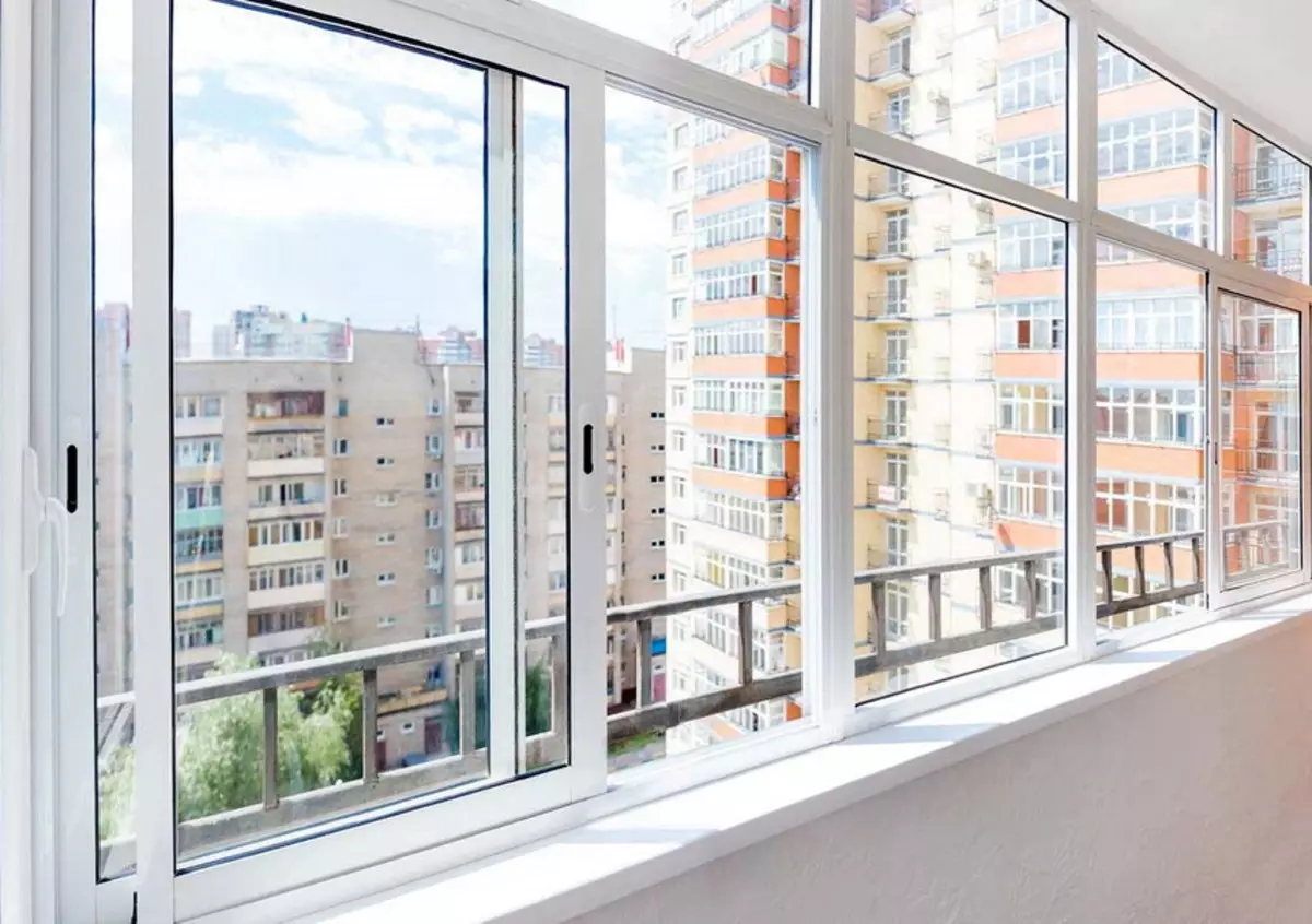 Glazing of Balconies (95 Foto): Jenis balkoni berkilat. Balkoni yang ringan Profil kaca, separa dan fasad, kaca berwarna dan pilihan lain 20836_20