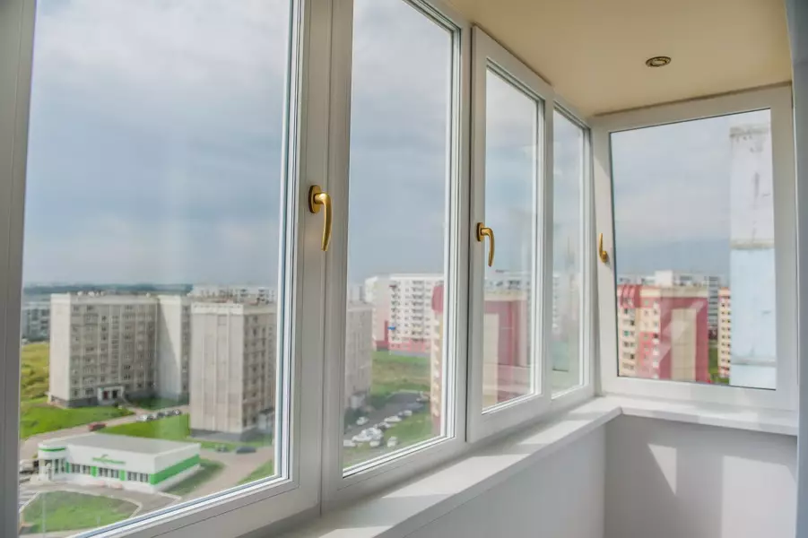 Balconiju stiklojums (95 fotogrāfijas): Stiklotu balkonu veidi. Viegls balkona stiklojuma profils, daļējs un fasādes, vitrāžas un citas iespējas 20836_23