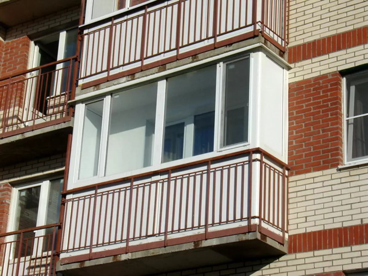 Остъкляване на балкони (95 снимки): Видове остъклени балкони. Олекотен профил на балкон, частичен и фасада, витражно стъкло и други опции 20836_25