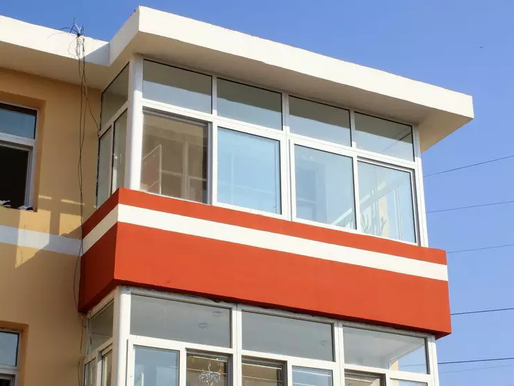 Zasklení balkonů (95 fotek): Typy glazovaných balkonů. Lehký balkónový zasklení profil, částečná a fasáda, vitráže a další možnosti 20836_26