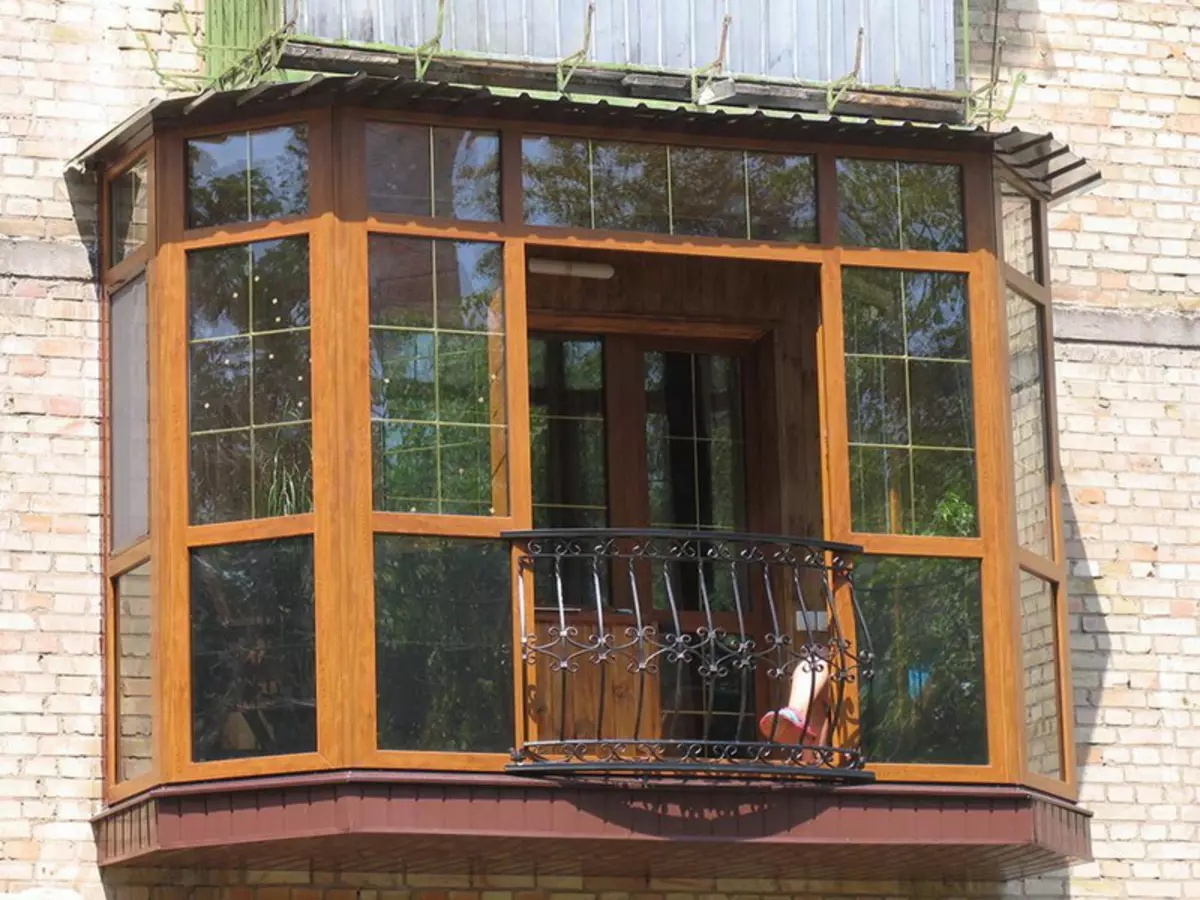 Glazing balkona (95 fotografija): Vrste ostakljenih balkona. Lagan balkon za zastakljivanje profila, djelomična i fasada, vitraža i druge opcije 20836_27
