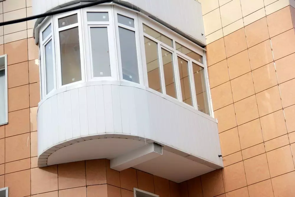 Шкленне балконаў (95 фота): віды зашклёных балконаў. Аблегчанае балконах шкленне профілем, частковае і фасаднае, вітражныя і іншыя варыянты 20836_33