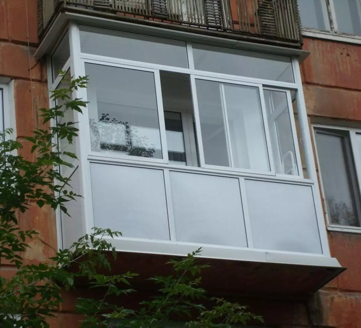 Crista de balcóns (95 fotos): Tipos de balcóns acristalados. Perfil de acristalamento de balcón lixeiro, parcial e fachada, vidreiras e outras opcións 20836_35