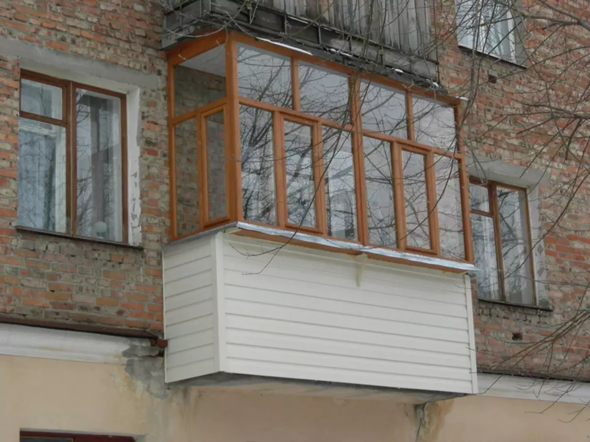 Glazing balkon (95 foto): Jenis balkon berlapis kaca. Profil kaca balkon ringan, parsial dan fasad, kaca patri dan opsi lainnya 20836_37