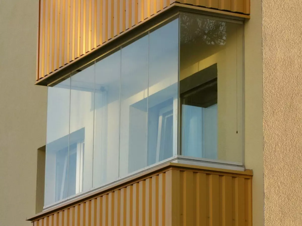 Glazing of Balconies (95 Foto): Jenis balkoni berkilat. Balkoni yang ringan Profil kaca, separa dan fasad, kaca berwarna dan pilihan lain 20836_38