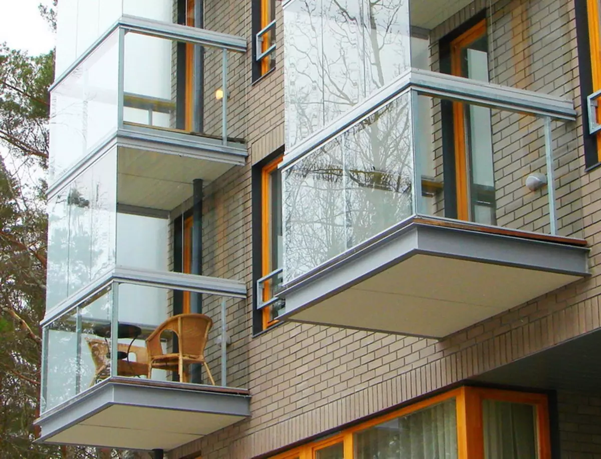 Crista de balcóns (95 fotos): Tipos de balcóns acristalados. Perfil de acristalamento de balcón lixeiro, parcial e fachada, vidreiras e outras opcións 20836_39