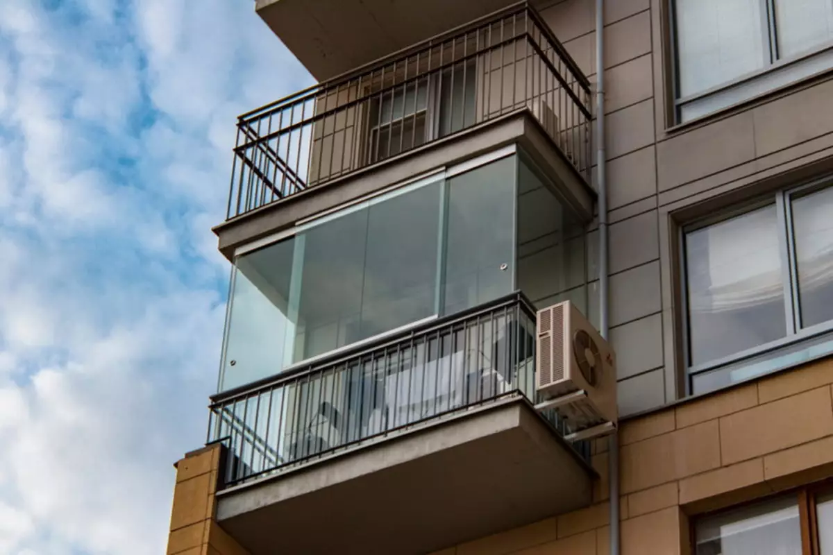 Glas av balkonger (95 foton): Typer av glaserade balkonger. Lätt balkong glasprofil, partiell och fasad, glasmålning och andra alternativ 20836_40