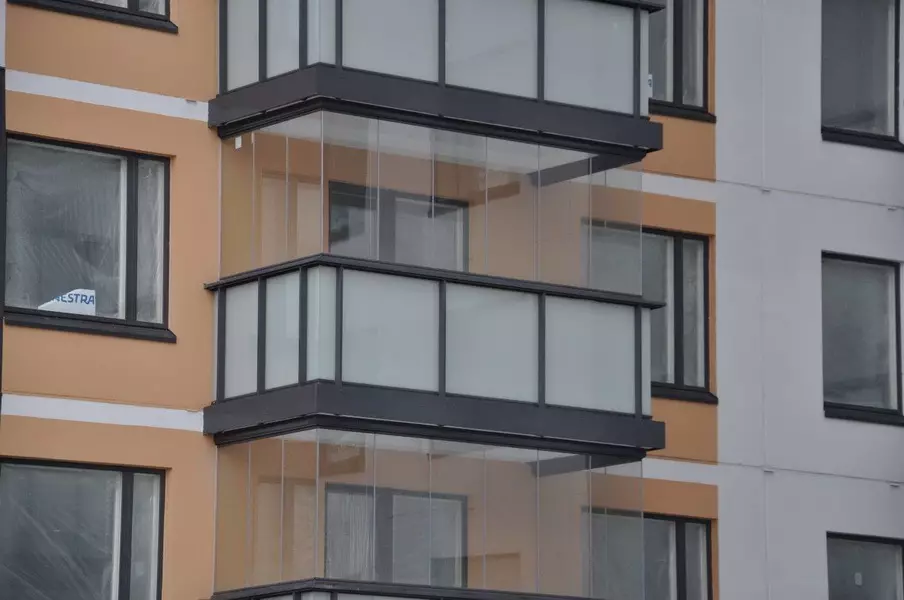Lazing balkon (95 poto): Jenis balconies glazed. Profil glazey ringan. Pelaris sareng lacak, sagelas stor sareng pilihan anu sanés 20836_41