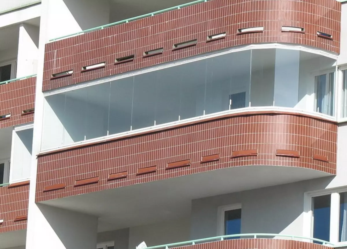 Балконнар (95 фото) пыяла: Пыяла балонилар төрләре. Җиңел балкон пыяла профиле, өлешчә һәм фасад, тапланган пыяла һәм башка вариантлар 20836_45