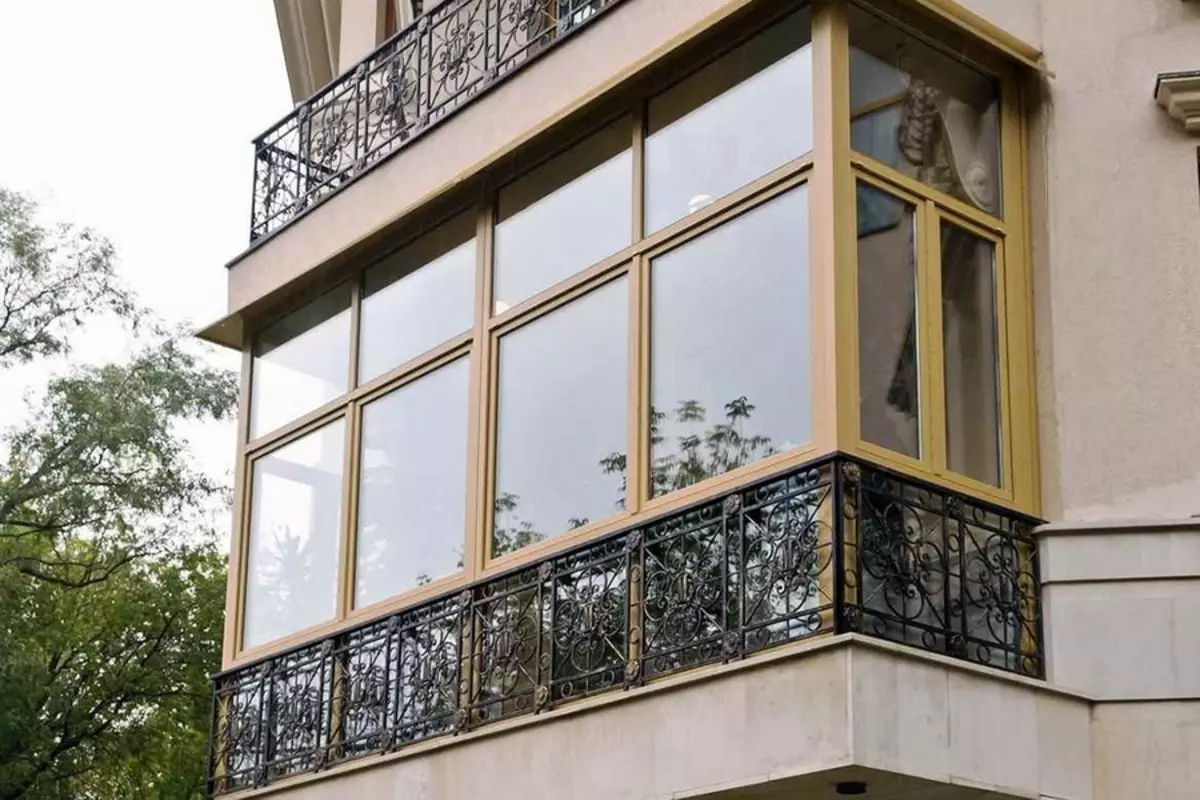 Glazing of Balconies (95 Foto): Jenis balkoni berkilat. Balkoni yang ringan Profil kaca, separa dan fasad, kaca berwarna dan pilihan lain 20836_47