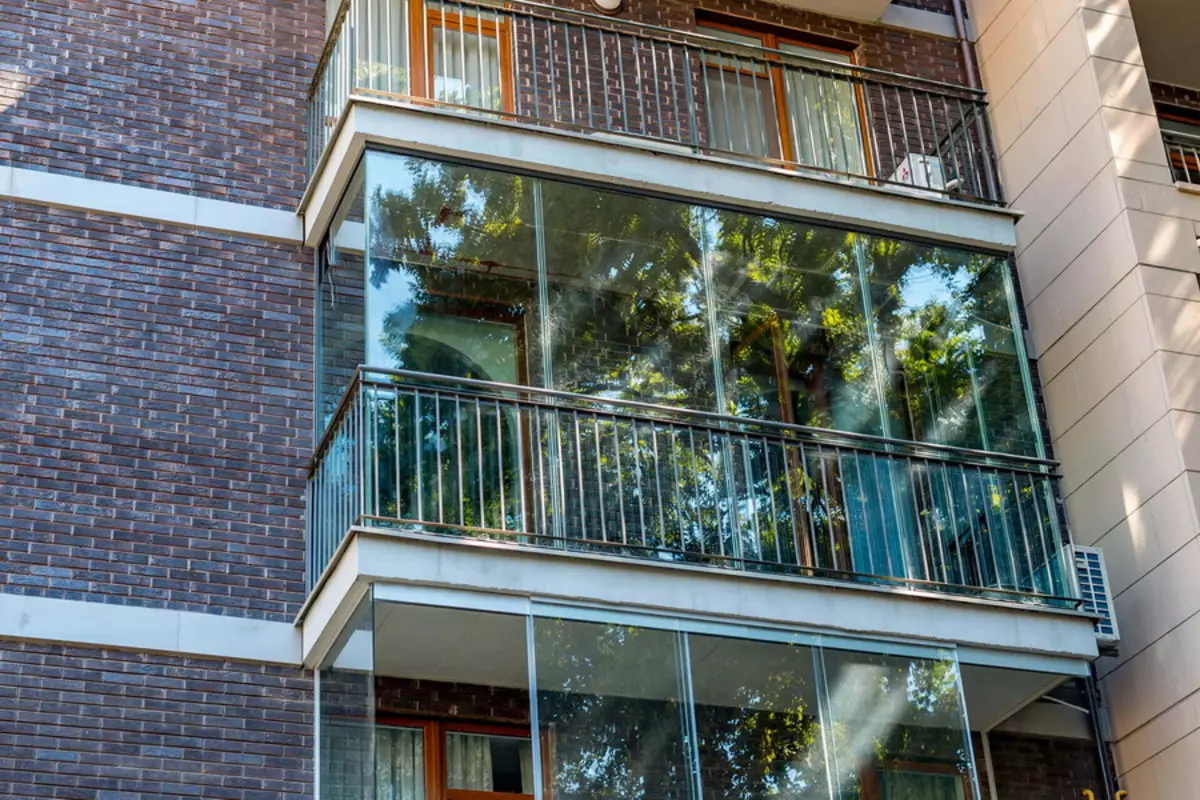 Балконнар (95 фото) пыяла: Пыяла балонилар төрләре. Җиңел балкон пыяла профиле, өлешчә һәм фасад, тапланган пыяла һәм башка вариантлар 20836_5