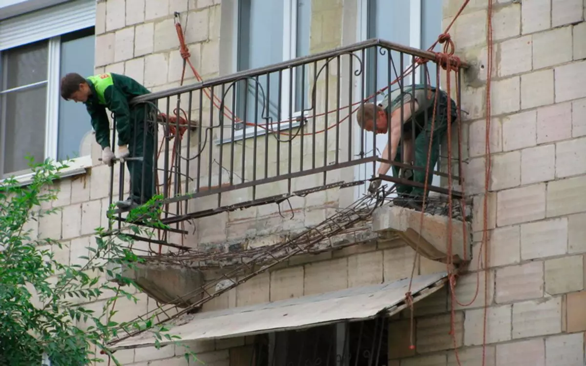 Lustraj nan balkon (95 foto): kalite balkon lustres. Ki lejè balkon lustraj pwofil, pasyèl ak fasad, vè tache ak lòt opsyon 20836_52
