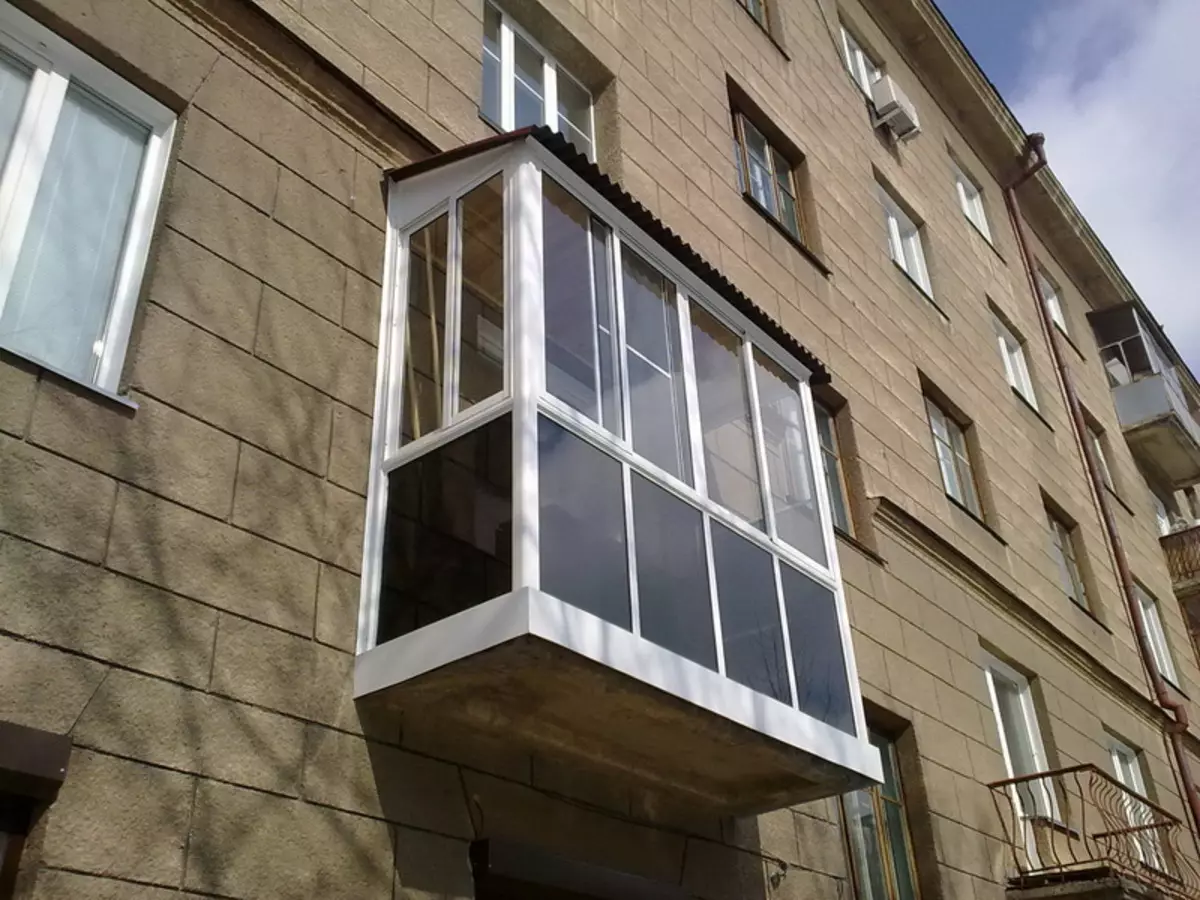 Балконнар (95 фото) пыяла: Пыяла балонилар төрләре. Җиңел балкон пыяла профиле, өлешчә һәм фасад, тапланган пыяла һәм башка вариантлар 20836_6
