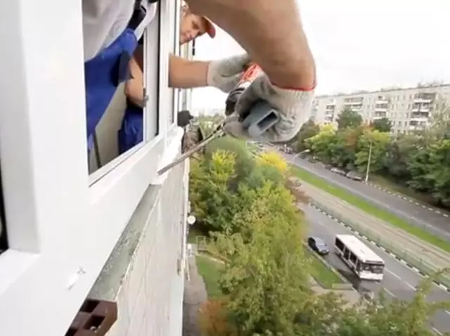 Застаклување на балкони (95 фотографии): Видови стаклени балкони. Лесен балкон за застаклување профил, делумна и фасада, витраж и други опции 20836_71