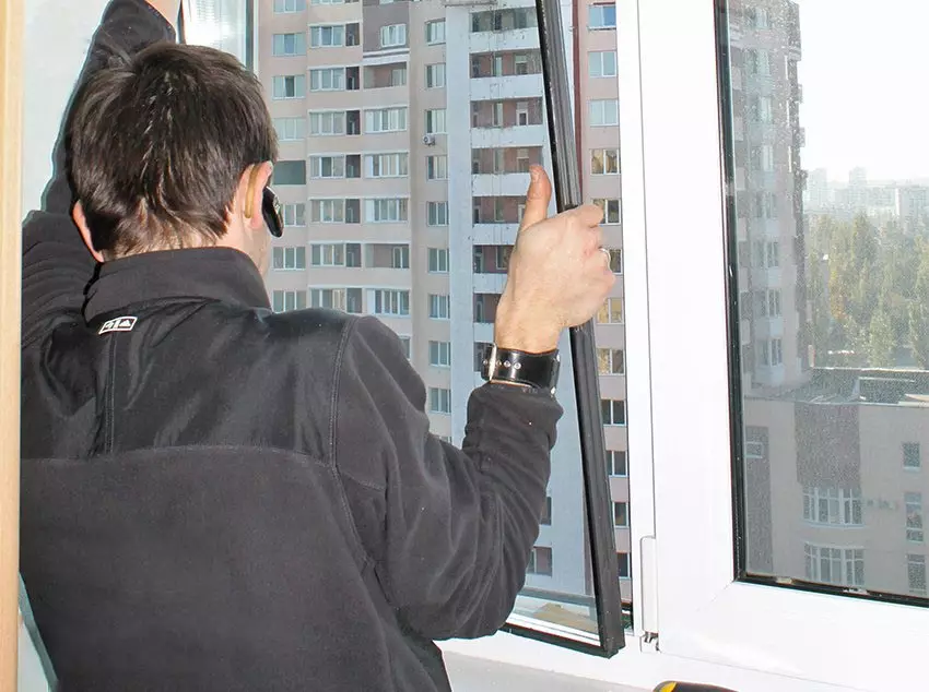 Glazing balkon (95 foto): Jenis balkon berlapis kaca. Profil kaca balkon ringan, parsial dan fasad, kaca patri dan opsi lainnya 20836_72