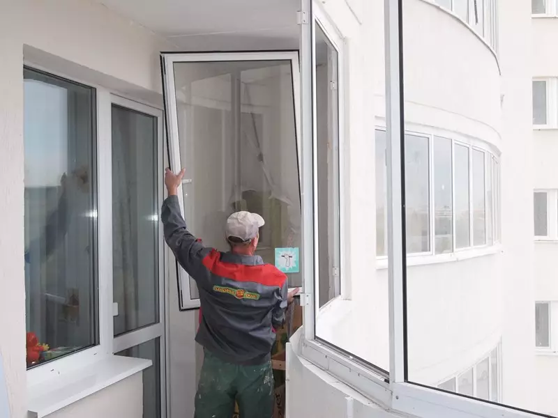 Glazing balkon (95 foto): Jenis balkon berlapis kaca. Profil kaca balkon ringan, parsial dan fasad, kaca patri dan opsi lainnya 20836_74