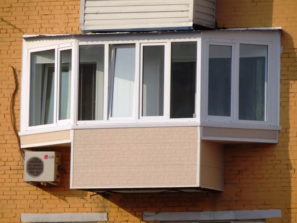 Glanner fan balkons (95 foto's): Soarten fan glêzen balkons. Lightgewicht balkony gglasprofyl, diel en gevel, brânskildere glês en oare opsjes 20836_8