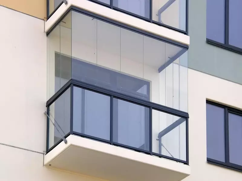 balconies کے glazing (95 فوٹو): چمکدار balconies کی اقسام. ہلکا پھلکا بالکنی گلیجنگ پروفائل، جزوی اور چہرے، داغ گلاس اور دیگر اختیارات 20836_9