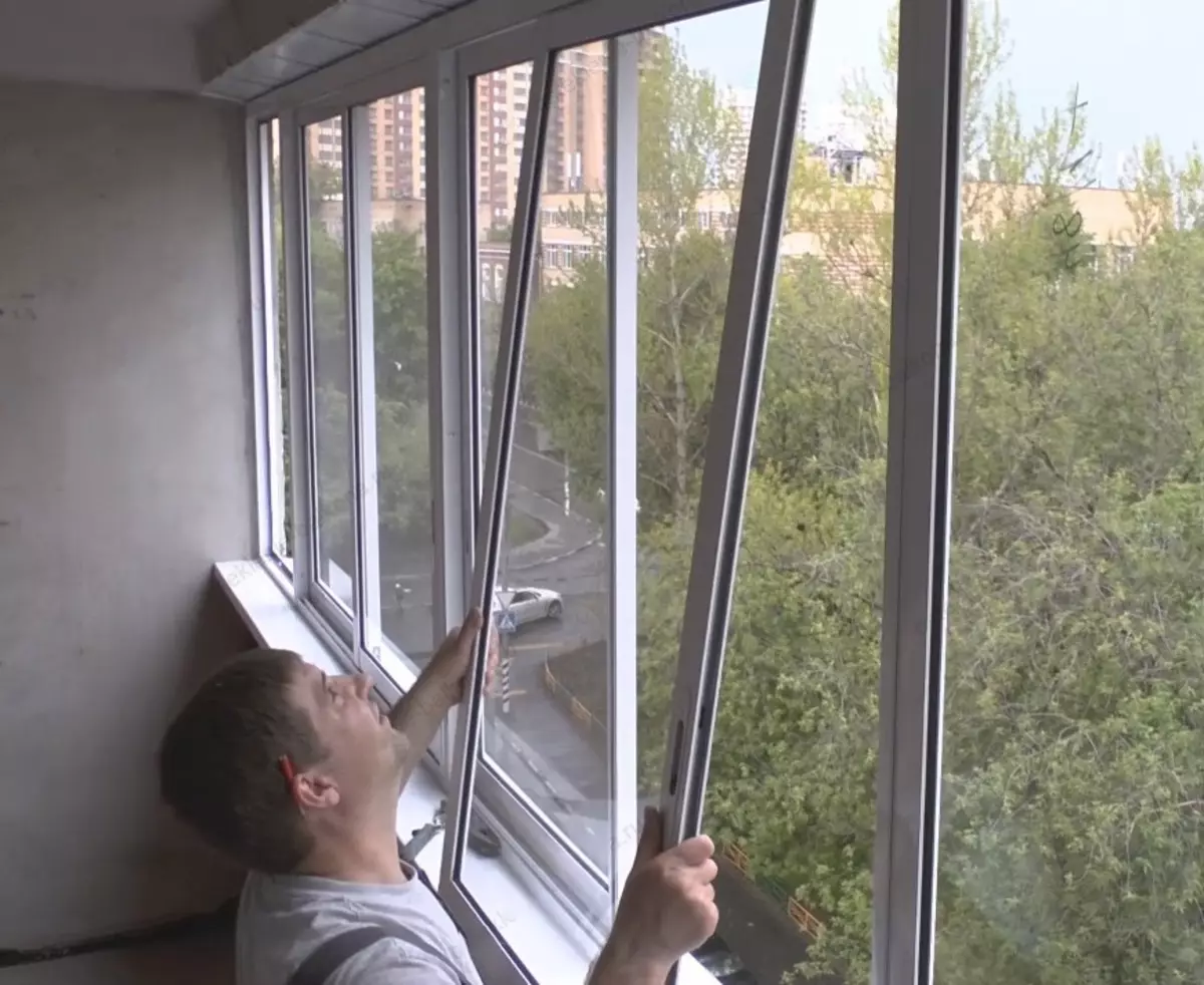 Снять окна на балконе. Алюминиевый раздвижной балкон. Монтаж алюминиевых окон. Алюминиевые рамы на балкон. Раздвижные пластиковые окна на балкон.