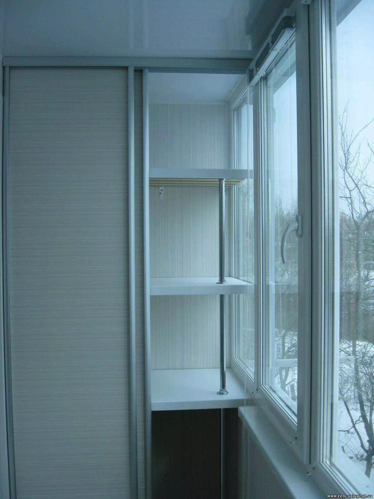 Glidende garderobe på balkonen (40 billeder): Indbyggede hjørne garderobeskabe på loggia og andre modeller. Design muligheder. 20838_13