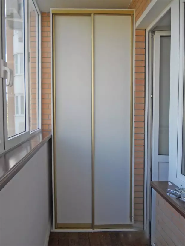 Лизгачка гардероба на балконот (40 фотографии): вградени аголни гардероби на чардак и други модели. Опции за дизајн 20838_17