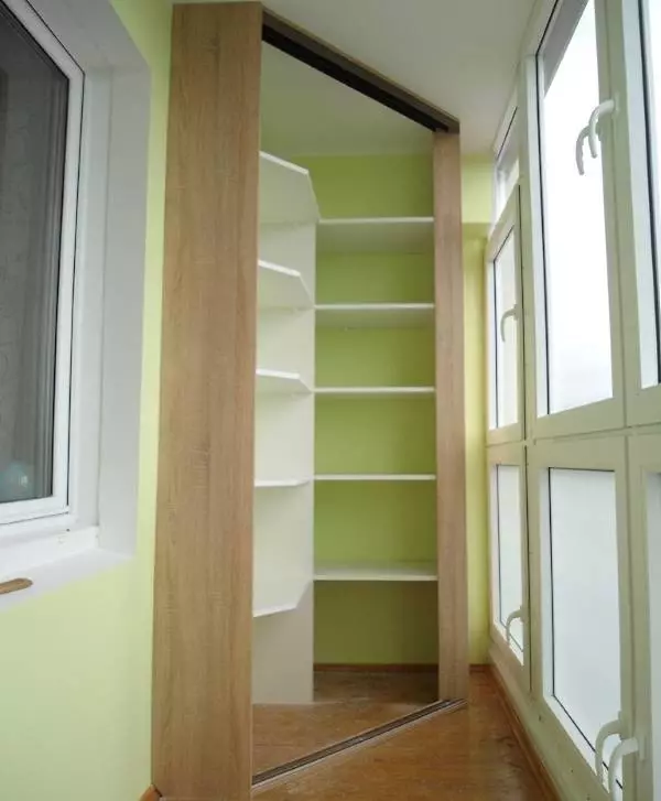 Przesuwna szafa na balkonie (40 zdjęć): wbudowane szafy narożne na loggii i innych modelach. Opcje projektowania 20838_18