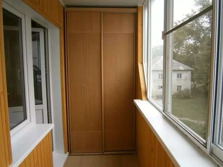 Клизна гардероба на балкону (40 фотографија): Уграђени орторобови угаоних угаоних угаоних и других модела. Опције дизајна 20838_19