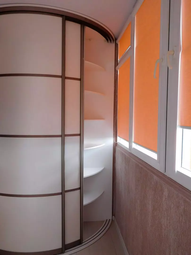 Балкондағы жылжымалы гардероб (40 сурет): лоджиядағы кіріктірілген бұрыштық шкафтар және басқа модельдер. Дизайн нұсқалары 20838_20