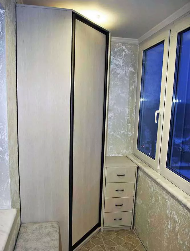 Σύροη ντουλάπα στο μπαλκόνι (40 φωτογραφίες): Ενσωματωμένες γωνιακές ντουλάπες στο Loggia και σε άλλα μοντέλα. Επιλογές σχεδίασης 20838_21