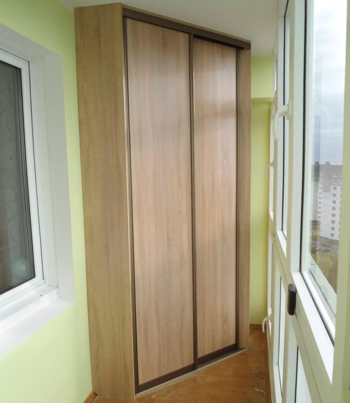Балкондағы жылжымалы гардероб (40 сурет): лоджиядағы кіріктірілген бұрыштық шкафтар және басқа модельдер. Дизайн нұсқалары 20838_25