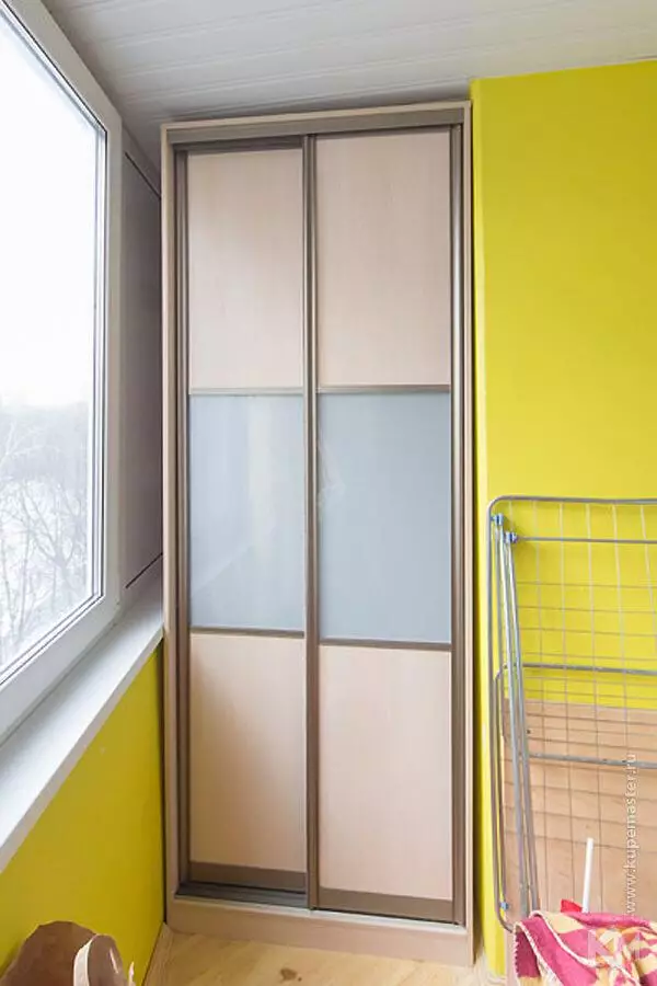 Armario deslizante en el balcón (40 fotos): armarios de esquina incorporados en la logia y otros modelos. Opciones de diseño 20838_28