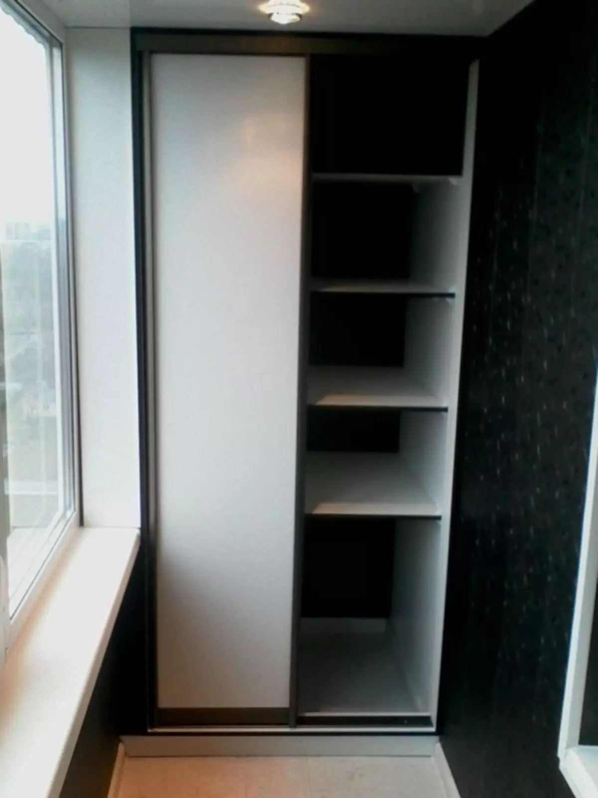 在阳台上滑动衣柜（40张照片）：阳光和其他型号的内置角衣柜。设计选项 20838_31