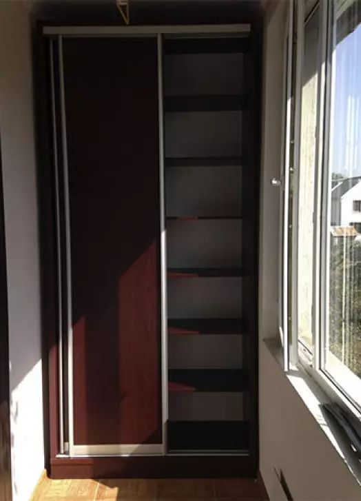 Sliding ទូខោអាវនៅលើ balcony នេះ (40 រូបថត): ប្រាសាទនេះកសាងនៅក្នុងទូខោអាវជ្រុងនៅលើ loggia នេះនិងម៉ូដែលផ្សេងទៀត។ ជម្រើសការរចនា 20838_34