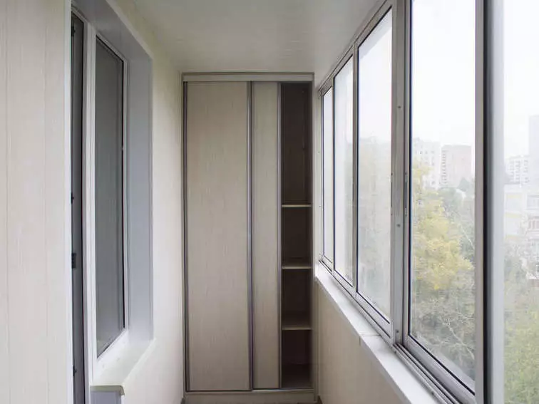 Балкондагы гардероб (40 фото): Логгиядә урнаштырылган почмак гардероблары һәм башка модельләрдә урнаштырылган почмак гардероблары. Дизайн вариантлары 20838_35