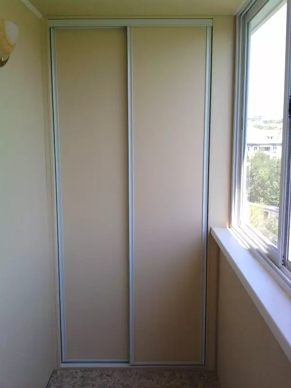 Балкондағы жылжымалы гардероб (40 сурет): лоджиядағы кіріктірілген бұрыштық шкафтар және басқа модельдер. Дизайн нұсқалары 20838_5