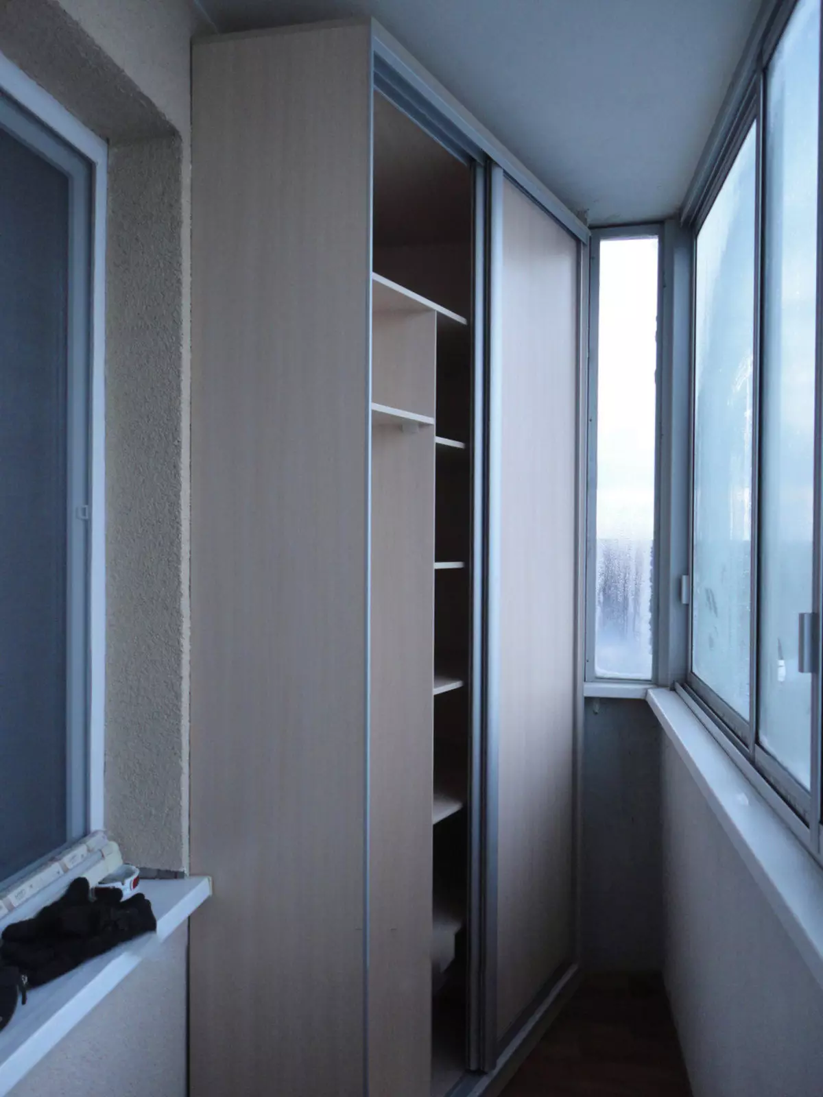 Lemari pakaian geser di balkon (40 foto): Built-in Corner Wardrobes pada Loggia dan model lainnya. Opsi desain 20838_6