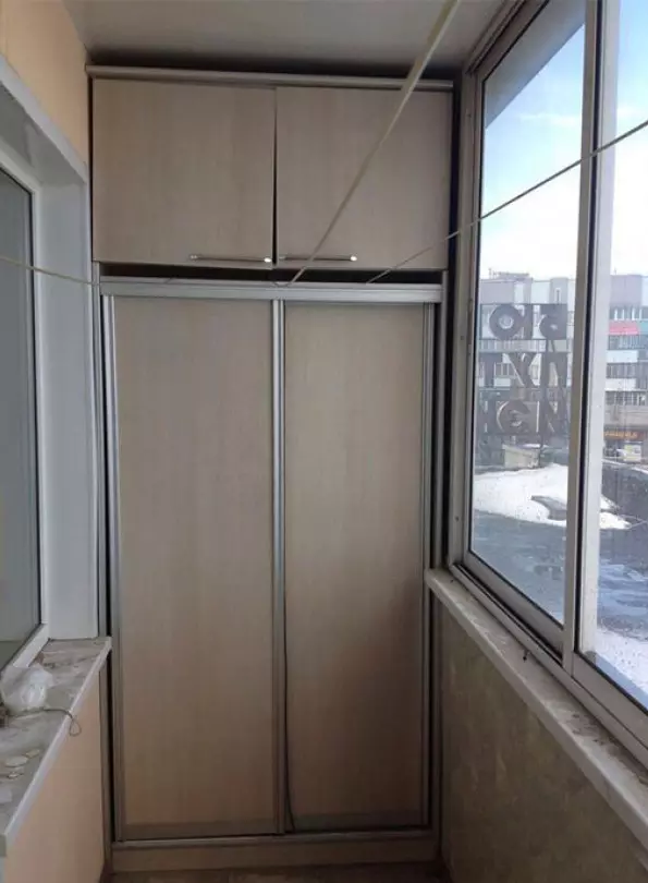 Лизгачка гардероба на балконот (40 фотографии): вградени аголни гардероби на чардак и други модели. Опции за дизајн 20838_9