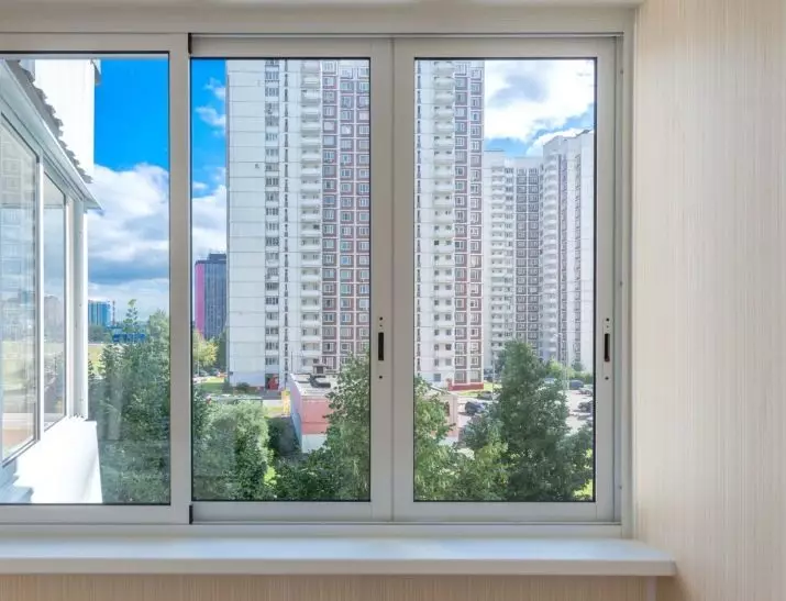 Fenêtres en plastique sur le balcon (43 photos): Plats et inconvénients des balcons de vitrage du profil PVC. Le balcon du poids du cadre? Comment l'éblouir? 20839_13