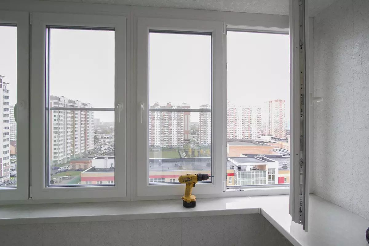 Fenêtres en plastique sur le balcon (43 photos): Plats et inconvénients des balcons de vitrage du profil PVC. Le balcon du poids du cadre? Comment l'éblouir? 20839_18