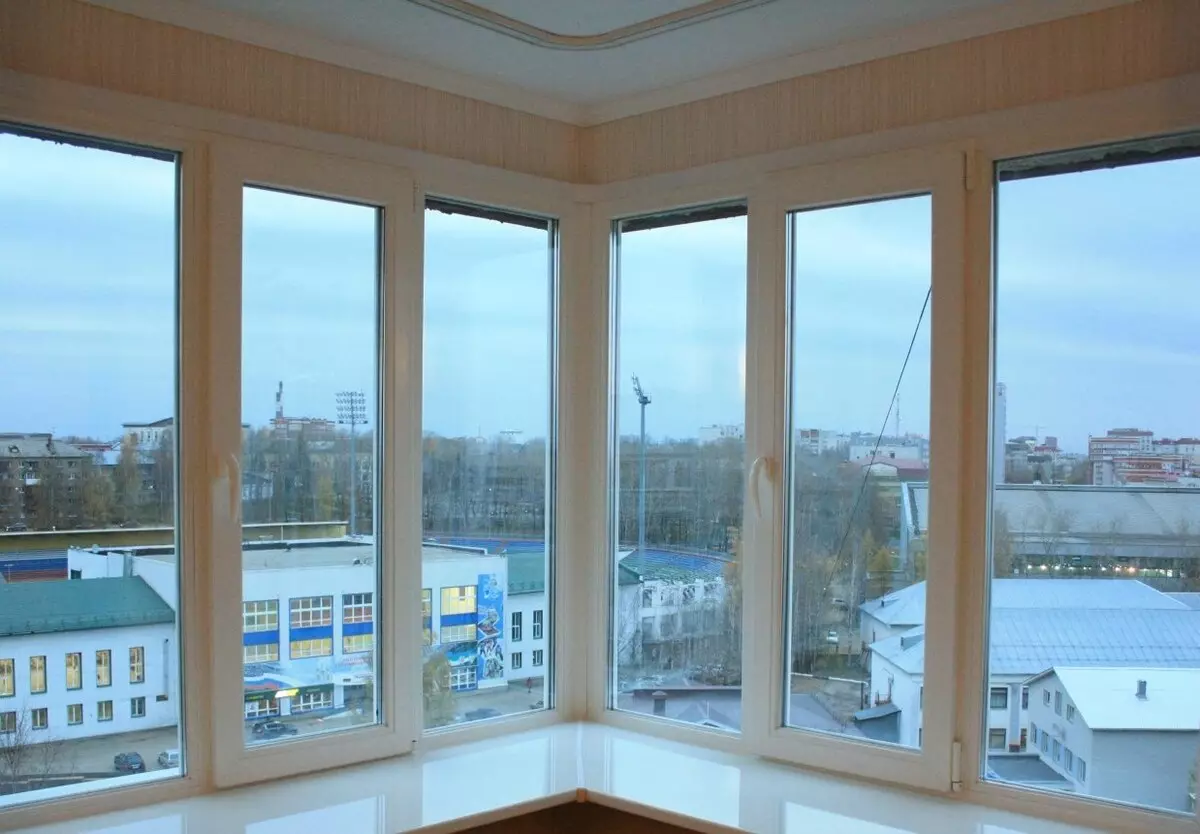 Fenêtres en plastique sur le balcon (43 photos): Plats et inconvénients des balcons de vitrage du profil PVC. Le balcon du poids du cadre? Comment l'éblouir? 20839_20