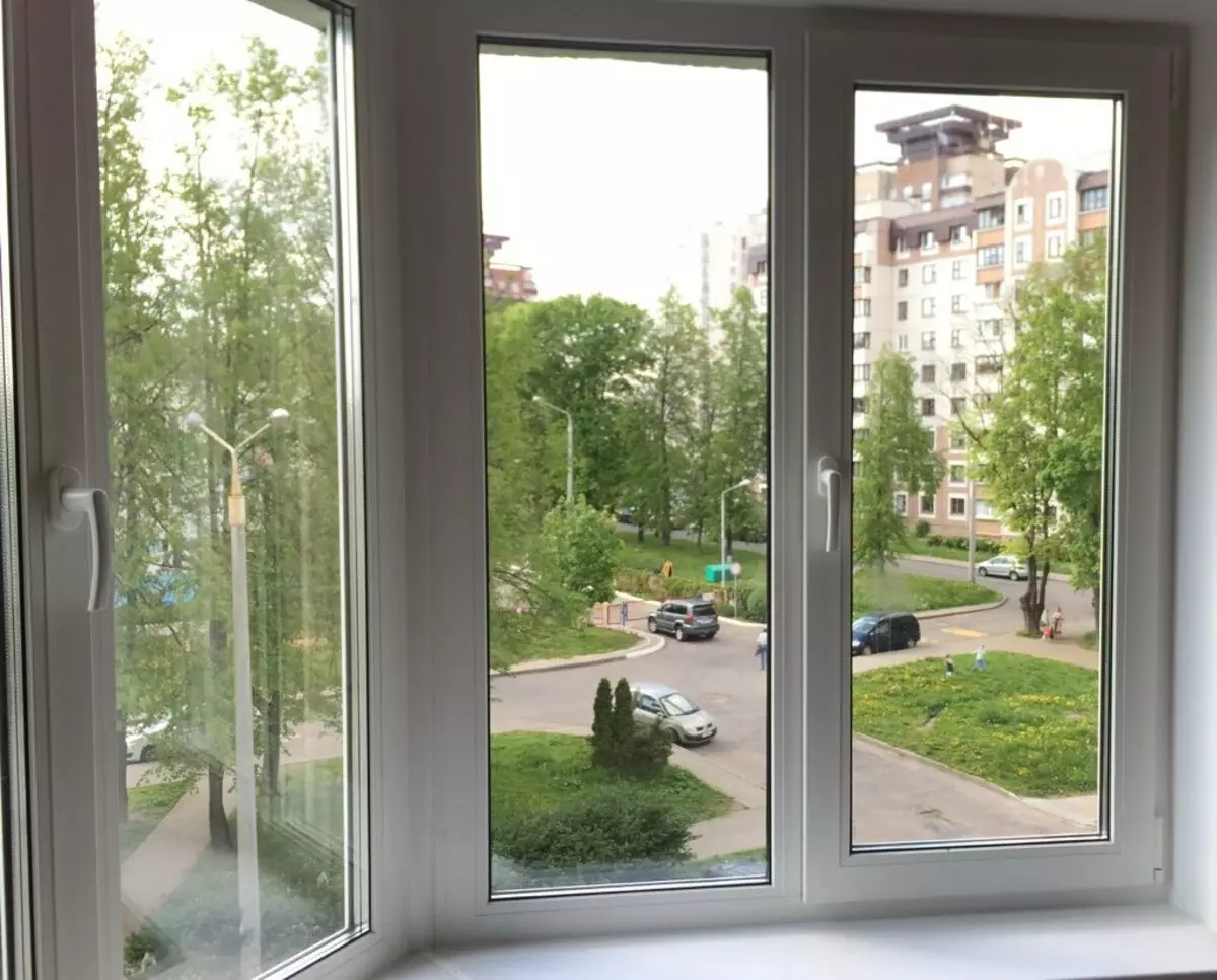 Fenêtres en plastique sur le balcon (43 photos): Plats et inconvénients des balcons de vitrage du profil PVC. Le balcon du poids du cadre? Comment l'éblouir? 20839_22