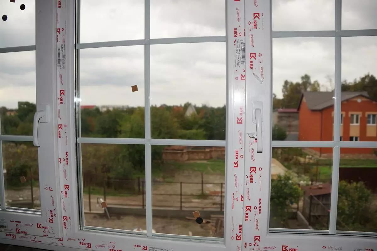 Plastvinduer på balkongen (43 bilder): plusser og ulemper med glassbalkonger fra PVC-profil. Vil balkongen på vekten av rammen? Hvordan å bla det riktig? 20839_24