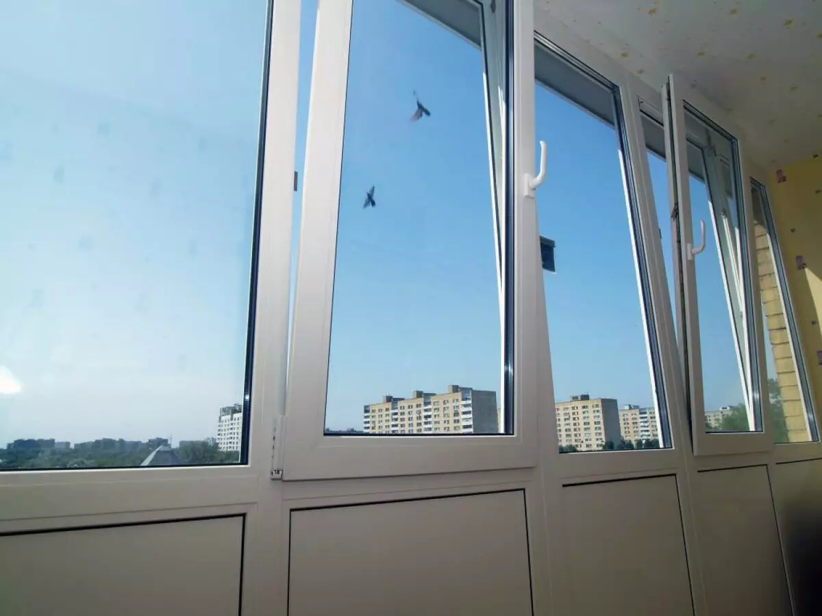 Fenêtres en plastique sur le balcon (43 photos): Plats et inconvénients des balcons de vitrage du profil PVC. Le balcon du poids du cadre? Comment l'éblouir? 20839_3