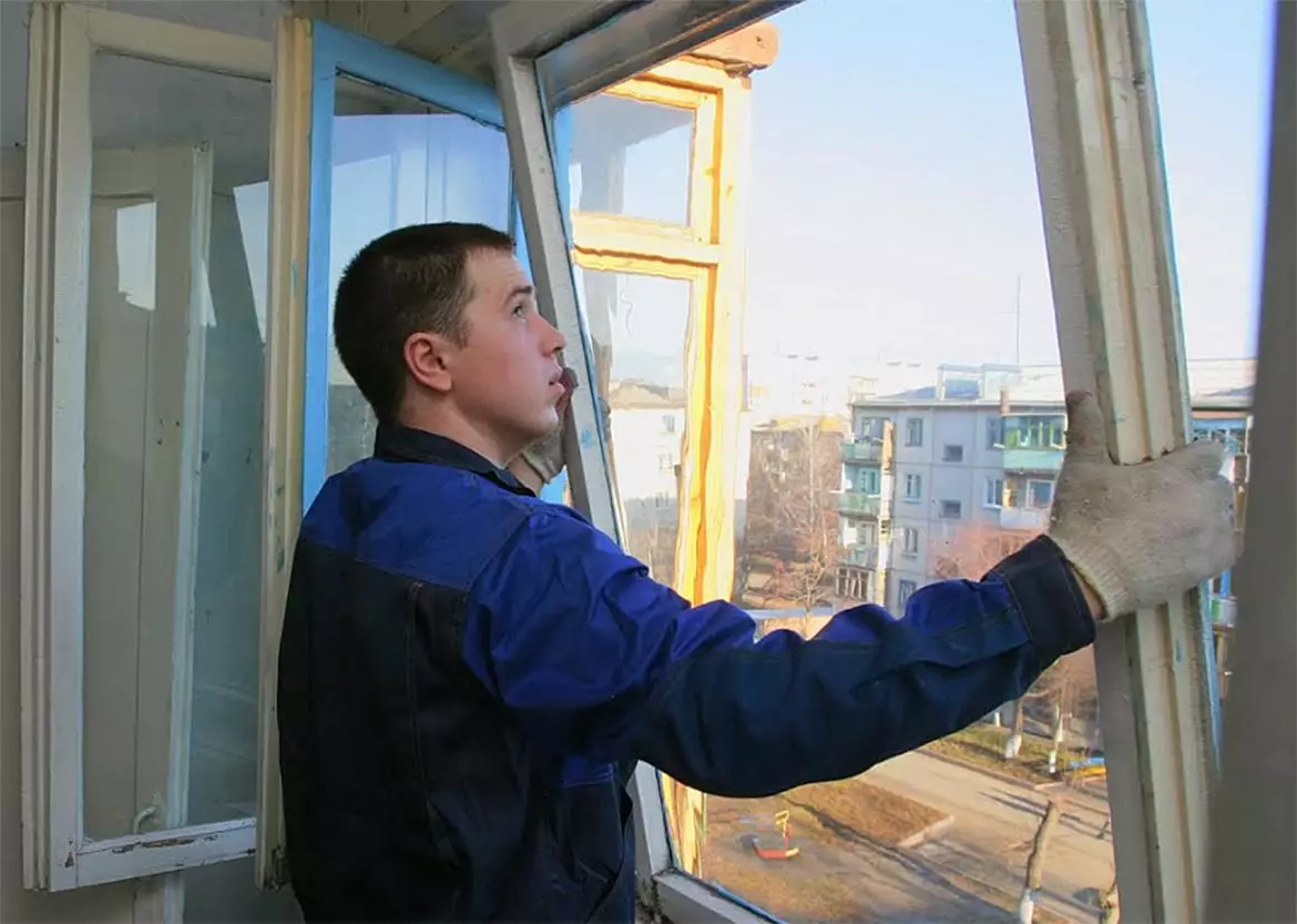 Fenêtres en plastique sur le balcon (43 photos): Plats et inconvénients des balcons de vitrage du profil PVC. Le balcon du poids du cadre? Comment l'éblouir? 20839_33
