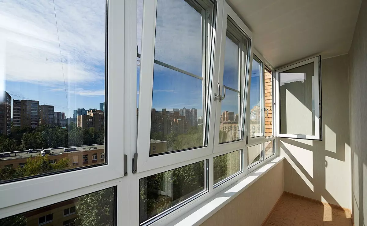 Fenêtres en plastique sur le balcon (43 photos): Plats et inconvénients des balcons de vitrage du profil PVC. Le balcon du poids du cadre? Comment l'éblouir? 20839_6