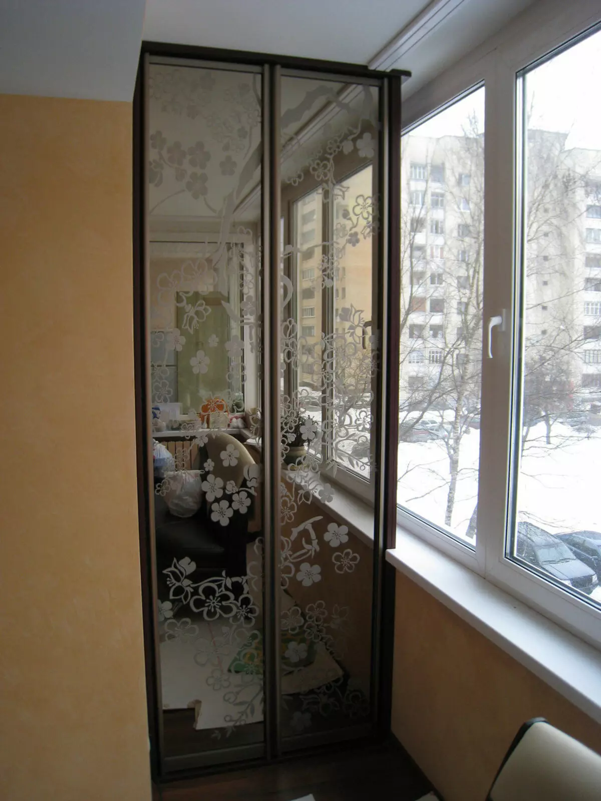 Балкон Шкафове (108 снимки): Примери за вградени и пластмасови балкон шкафове, интересни идеи за дизайнерски шкафове с ролетни щори и облицовки 20841_13