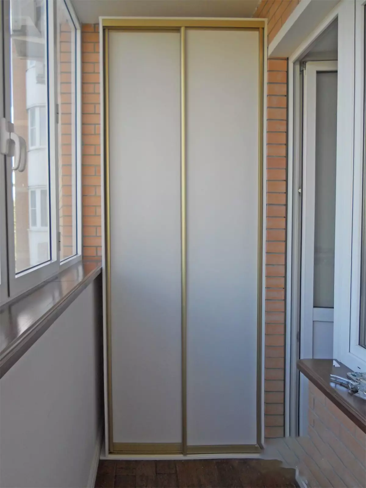 шкаф на балкон с раздвижными створками
