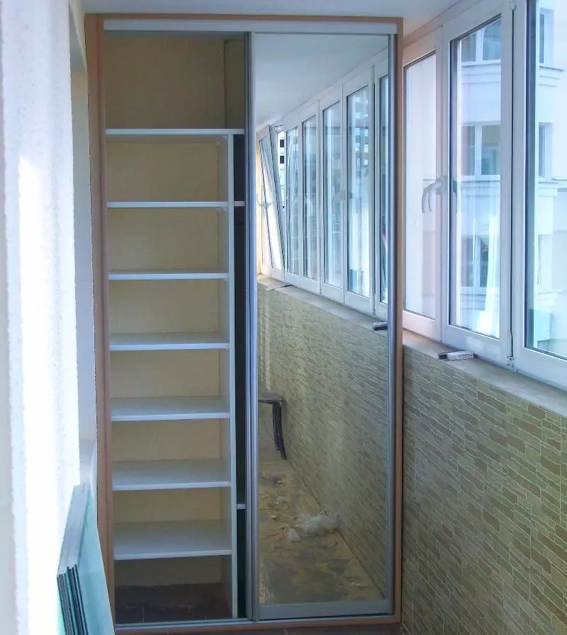 Kabinet balkoni (108 foto): Contoh kabinet balkoni terbina dalam dan plastik, idea-idea yang menarik untuk kabinet reka bentuk dengan penutup roller dan pelapisan 20841_18