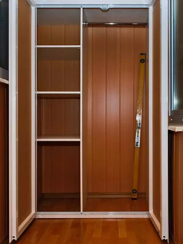 陽台櫥櫃（108張照片）：內置和塑料陽台櫃的示例，設計櫃與滾輪百葉窗的設計櫥櫃的有趣思考 20841_24