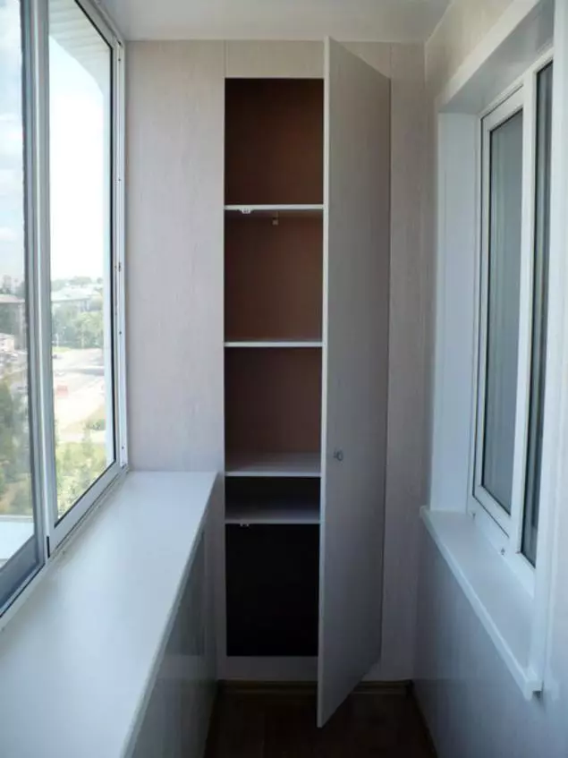 Balkónové skrine (108 fotografií): Príklady vstavaných a plastových balkónových skriniek, zaujímavé nápady pre dizajnérske skrine s roličkami a obkladom 20841_25